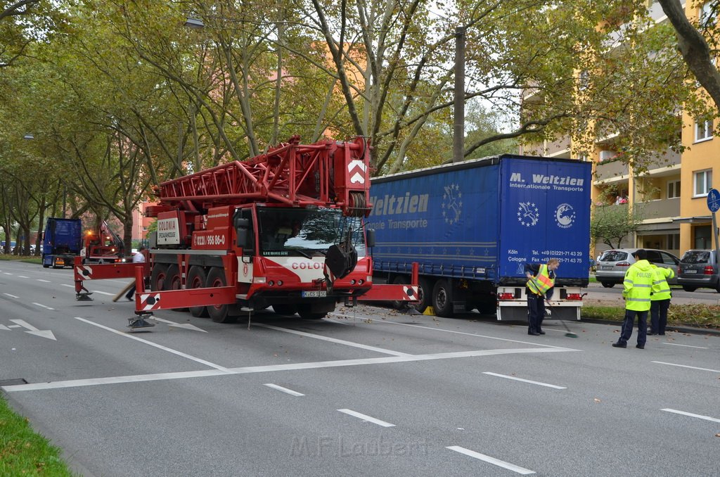 LKW verliert Auflieger Koeln Boltensternstr Pasteurstr P2031.JPG